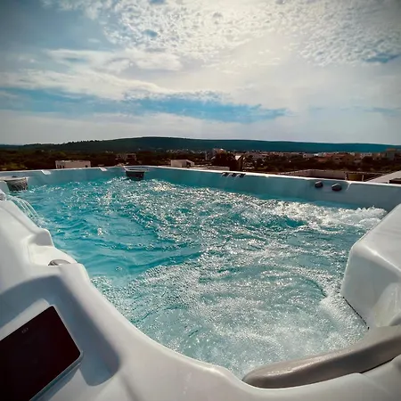 Apartment Luxury Penthouse With Big Roof Whirlpool !!! *